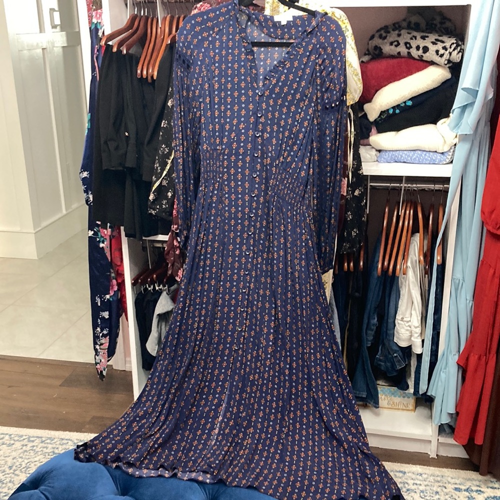 A loves A long-sleeve dress. Large. Navy Print Stretch Waist in the back.